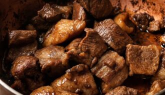 pork adobo (adobong nagmamantika)