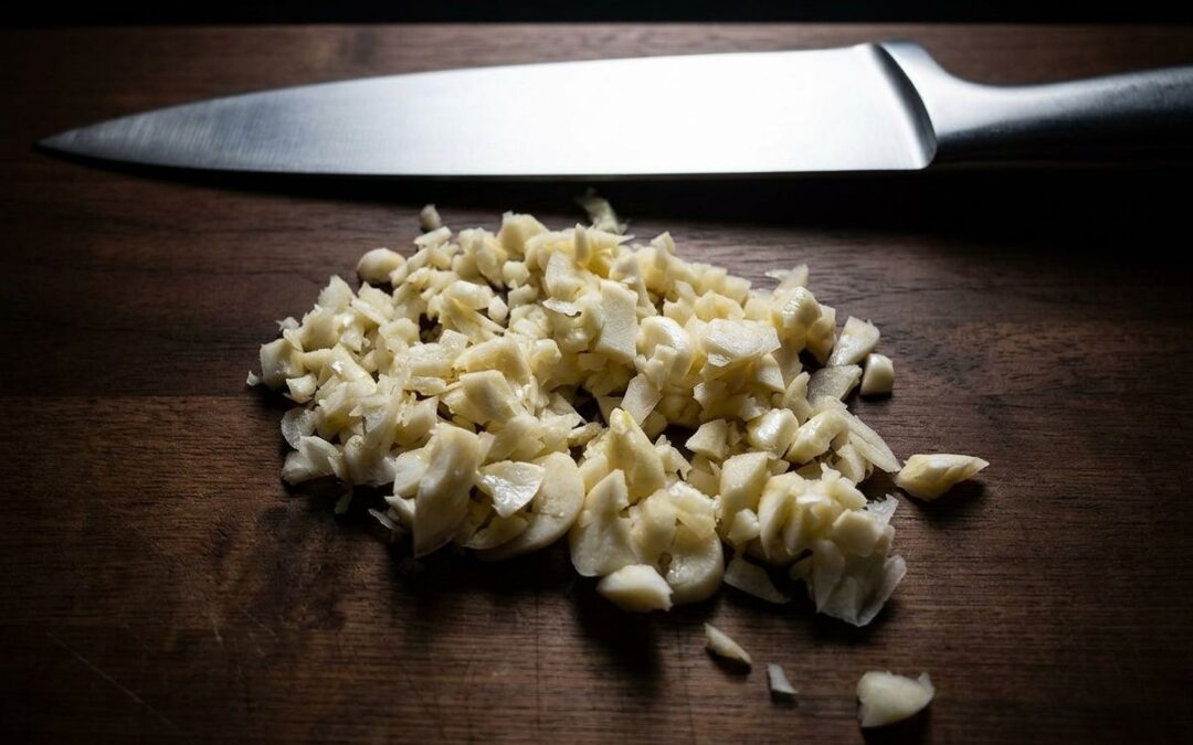Garlic or Onions, Which Goes First in the Pan?
