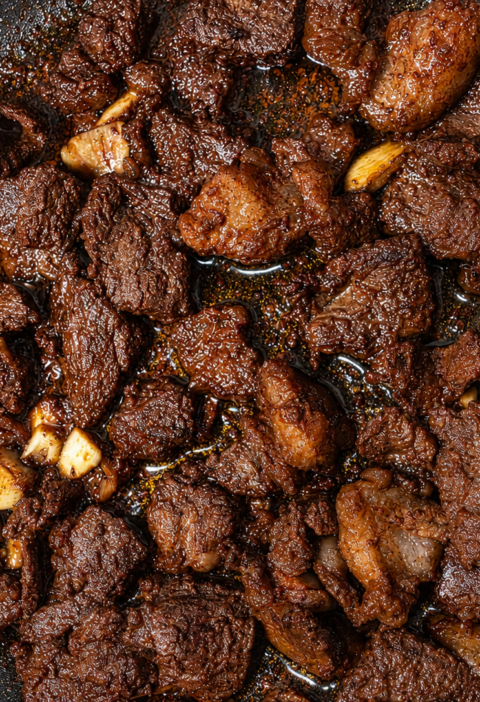 Quick beef tapa with browned sliced beef and garlic, cooked without marinating.