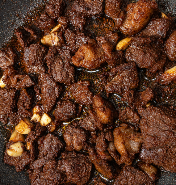Quick beef tapa with browned sliced beef and garlic, cooked without marinating.